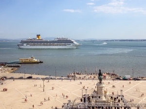 Tiny people, big boat (Lisbon, Portugal)